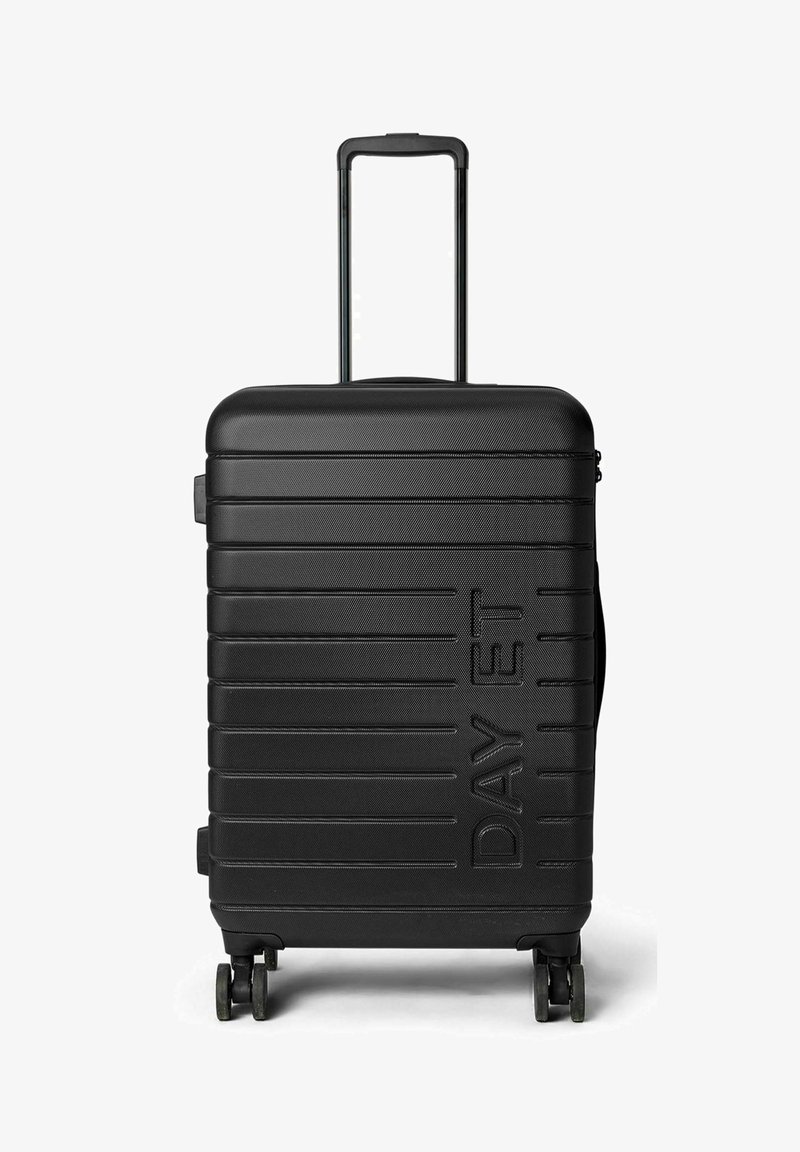 Valise rigide noire avec surface texturée, poignée encastrée, logo embossé, quatre roues et motif à rayures horizontales.