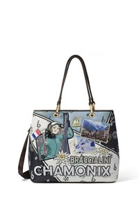 Borsa a spalla con design grafico, prevalentemente blu e bianco, con motivi legati allo sci, un'illustrazione di personaggio e toppe decorative. Manici marroni.