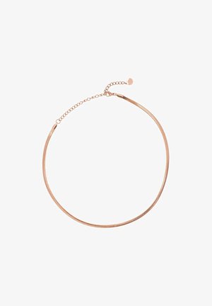 Halskette aus roségoldfarbenem Metall mit einem glatten, geschwungenen Design, die auf einem nackten Hals ruht. Die Kette zeichnet sich durch eine raffinierte, elegante Textur aus.
