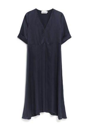 Marineblauwe midi-jurk van lichtgewicht stof, met een V-hals en korte opgerolde mouwen, vloeiende vorm met een licht gebogen zoom.