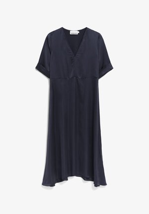 Marineblauwe midi-jurk van lichtgewicht stof, met een V-hals en korte opgerolde mouwen, vloeiende vorm met een licht gebogen zoom.