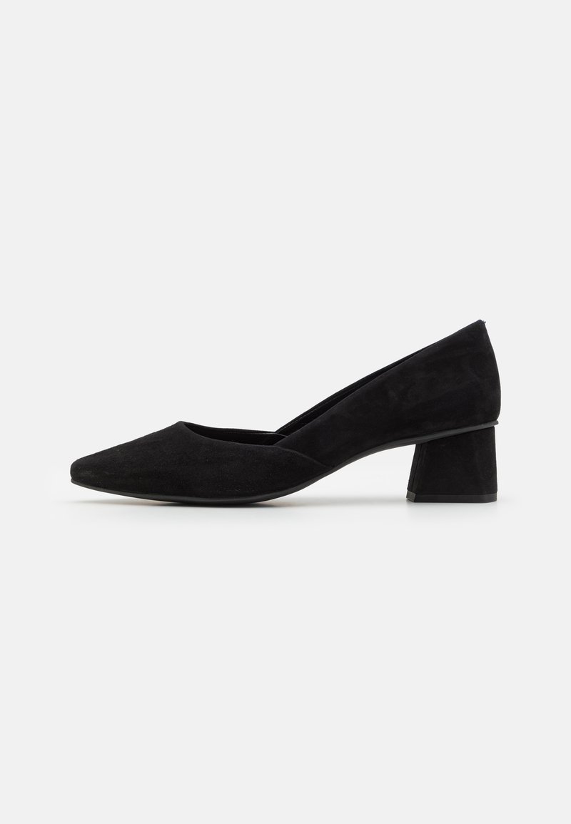 Črne semiš mid-heeled črpalke s koničastim nosom, gladko teksturo in geometrijsko oblikovanim kupom. Preprost in eleganten silhuet.