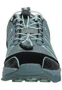 Ljust blå och svarta trailrunning-skor med mesh-övre, gummisulor och snabba snörningssystem; har texturerade detaljer och reflexiga inslag.