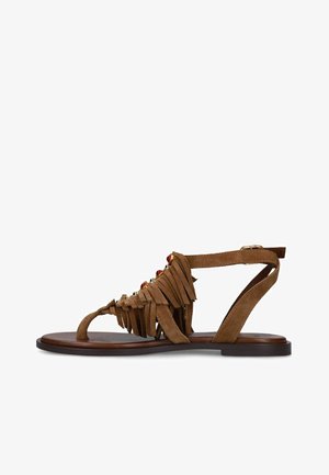 Bruine platte sandaal met suède franjes, decoratieve kralen, een enkelriempje en een open teen ontwerp tegen een witte achtergrond.