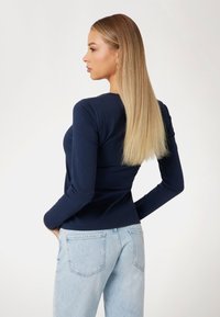 Guess STUDDED - Ilgarankovis viršutinės dalies drabužis - blau