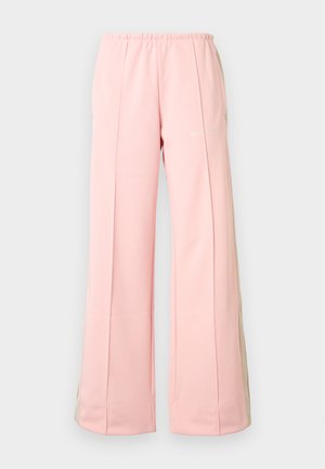 Pantaloni sport roz deschis cu talie elastică, având două buzunare laterale și panouri laterale bej contrastante. Textură moale și netedă a țesăturii.