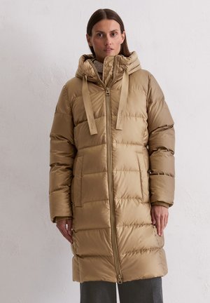 Béžový nadýchaný kabát s kapucňou, s predným zipsom, prešívanou textúrou, nastaviteľnými popruhmi a bočnými vreckami. Hladká, lesklá tkanina.