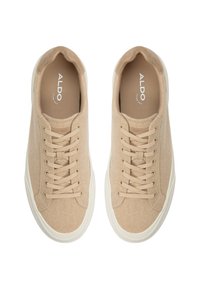 Beiga canvas sneakers med en texturerad ovandel, tonala skosnören och en vit gummisula, märkta med "ALDO"-logotypen på innersulan.