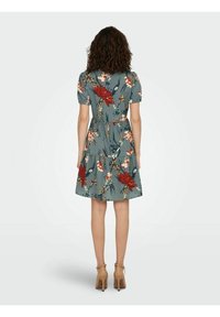 Blumenmusterkleid, kurze Puffärmel, taillierte Taille, A-Linien-Silhouette, grüner Hintergrund mit roten und gelben Blumen, leichtes Material.