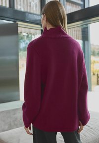 Next RELAXED FIT ciemnoczerwony
