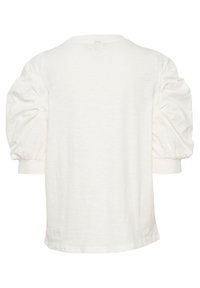 Top bianco a maniche corte con una vestibilità rilassata, caratterizzato da maniche a sbuffo e scollo rotondo. Tessuto morbido e testurizzato con una leggera lucentezza.