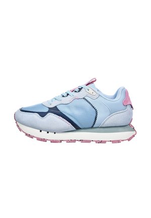 Błękitne sneakersy wykonane z zamszu i siateczki, z różowym obcasem, granatowymi akcentami oraz fakturowaną podeszwą z różowymi i czarnymi plamkami.
