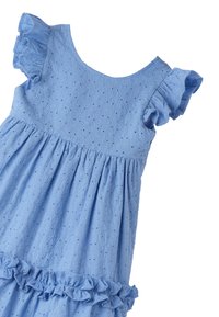 Helles blaus Kleid mit kurzen, gerafften Ärmeln, gefertigt aus einem strukturierten Stoff mit Lochmustern und einem gerafften Rock, der von einem Rüschensaum akzentuiert wird.