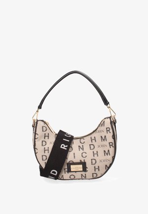 Borsa a tracolla in tela beige con scritte nere, forma curva e tracolla nera a contrasto. Presenta hardware dorato e una chiusura a zip per l'accesso.