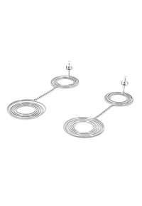 Un paio di orecchini circolari realizzati in metallo di tonalità argento, con design a strati e attorcigliati, collegati da una catena di perline.