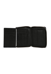 Portafoglio zip-around in pelle nera aperto, con diversi scomparti e slot per carte, caratterizzato da una trama in rilievo a motivo rettile.