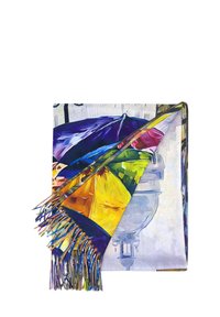 Coperta colorata con un grande motivo caratterizzato da un gradiente arcobaleno. Ha bordi frangiati e una texture di tessuto liscia.