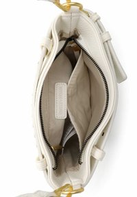 Kreemjas nahast käekoti sisemus kahe sektsiooniga, must lukuga, beež voodriga ja väike silt sees. Näha kuldsed metalldetailid.