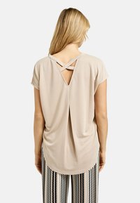 Smith&Soul MIT RÜCKEN-DETAIL - T-Shirt print - camel