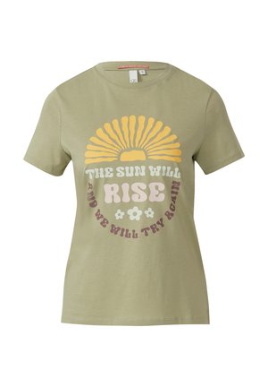 Olivgrünes Baumwoll-T-Shirt mit kurzen Ärmeln, versehen mit einem gelben Sonnen-Graphic und mehrfarbigem Text: "DIE SONNE WIRD AUFGEHEN UND WIR WERDEN ES WIEDER PROBIEREN."