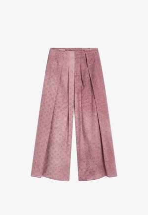 Pantalons en tissu rose clair texturé avec des plis, à jambes larges et taille haute. Présente un motif floral subtil sur l'ensemble.