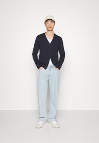 Maglione Uomo Selected Homme Slhberg LS Knit: Scollo A V, In Puro Cotone, Perfetto Con Jeans - 4