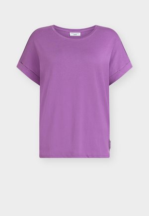 Μωβ κοντομάνικο casual T-shirt με ρεβέρ στα μανίκια, λαιμόκοψη πουκαμίσου και μικρή ετικέτα μάρκας στη ραφή της πλευράς.