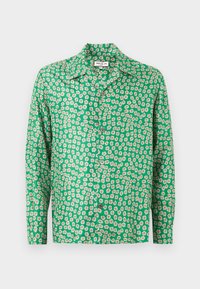 Πράσινο πουκάμισο με μακριά μανίκια και κουμπιά, διακοσμημένο με λευκά και κίτρινα μοτίβα μαργαρίτας και γιακά.