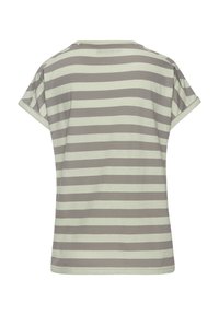 Juostuota t-shirt šviesiai pilkos ir smėlinės spalvų, pasižyminti laisvu siluetu, trumpomis rankovėmis ir plačiu iškirpimu. Medžiaga atrodo švelni ir kvėpuojanti.