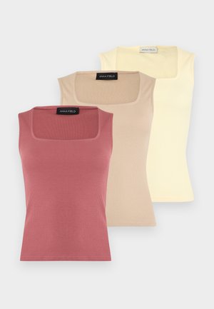 Trois hauts sans manches côtelés avec encolure carrée, en rose poudré, beige et jaune clair, empilés en diagonale.