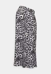 Gonna a stampa leopardata in bianco e nero, con una texture liscia, vita elasticizzata e spacco laterale per facilitare i movimenti.