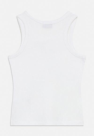 Balts bezroku ribots tops ar dziļu apaļu kakla izgriezumu un sacīkšu aizmugures dizainu, attēlots uz vienkārša fona.