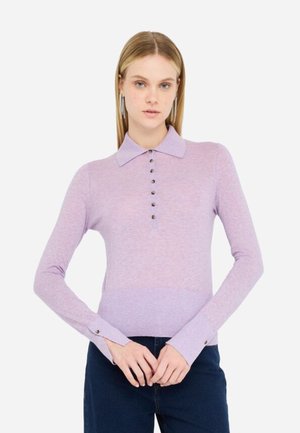 Polo a maniche lunghe lavanda con colletto, sette bottoni frontali e bande sottili sulle maniche. Tessuto a maglia morbido, design aderente.