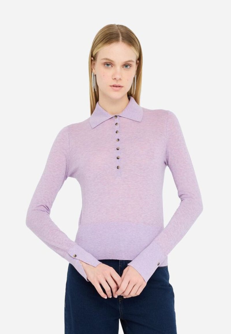 Polo a maniche lunghe lavanda con colletto, sette bottoni frontali e bande sottili sulle maniche. Tessuto a maglia morbido, design aderente.