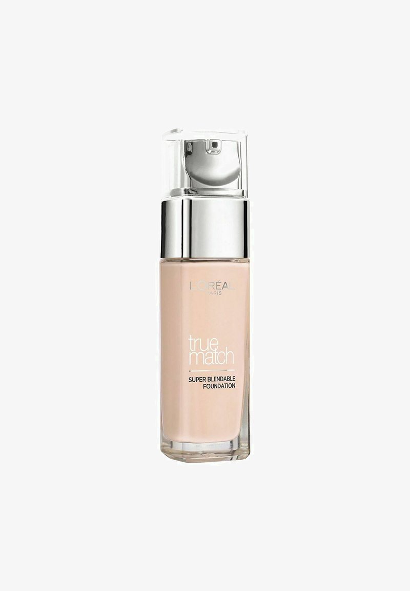 Transparent pumpeflaske af L'Oréal True Match foundation, med en lys beige nuance og sølvfarvede accenter på låget og bunden.