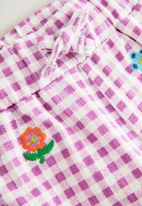 Paarse en witte gingham shorts met een verstelbare trekkoord en geborduurde bloemdetails in oranje en groen. Zachte, gestructureerde stof.