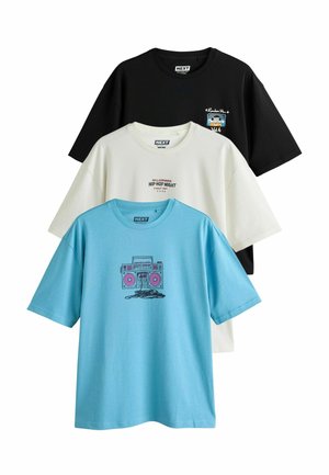 Trois t-shirts à manches courtes en noir, blanc et bleu, chacun avec un motif rétro sur le thème de la musique à l'avant ou sur la poitrine.