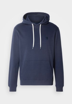 Granatowy sweatshirt z kapturem z przednią kieszenią, białymi sznurowadłami oraz małym kwadratowym logo na klatce piersiowej. Wykonany z miękkiej mieszanki bawełny.