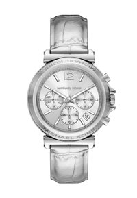 Reloj de acero inoxidable plateado con una correa de cuero plateado texturizada. Presenta una esfera redonda, diales de cronógrafo y visualización de la fecha a las 6 en punto.