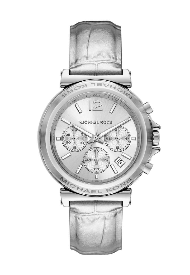 Reloj de acero inoxidable plateado con una correa de cuero plateado texturizada. Presenta una esfera redonda, diales de cronógrafo y visualización de la fecha a las 6 en punto.