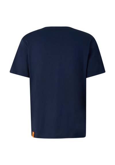 T-shirt uni bleu marine à manches courtes avec col rond, présenté de dos, avec une petite étiquette orange au bas de l'ourlet.