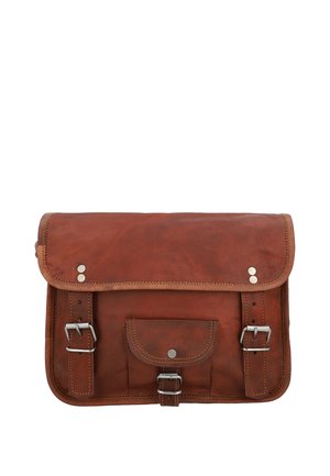 Hnědá kožená taška přes rameno se dvěma přezkami vpředu a malou centrální kapsou se zapínáním na patentku a přezku.