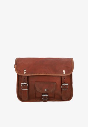 Brun lædertaske med to spændestropper foran og en lille lomme i midten med trykknap og spænde.