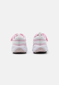 Zapatillas deportivas con una combinación de colores rosa y blanco, que cuentan con un cuello acolchado, parte superior de malla y una suela de goma texturizada para mayor agarre.