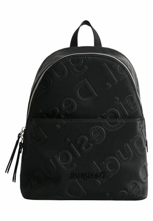 Sac à dos noir avec un motif de texte diagonal en relief et deux tirettes de fermeture éclair, doté d'une poignée supérieure et d'une poche avant zippée.