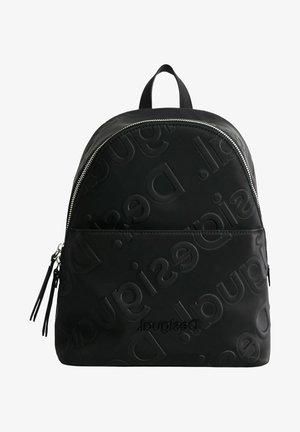 Mochila negra con patrón de texto diagonal en relieve y dos cremalleras, con asa superior y bolsillo delantero con cremallera.