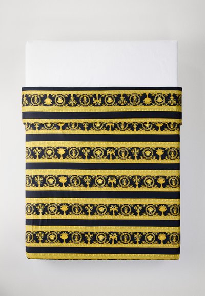 Povlečení s černým pozadím, které je zdobeno zlatými dekorativními vzory ve vodorovných pruzích. Materiál vypadá hladce s lesklým povrchem.