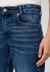 s.Oliver MIT WASCHUNG - Jeans fuselé - blau