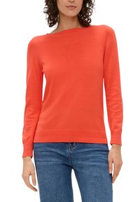 Oranje lange mouwen trui gemaakt van zachte breisels, met een bootnek en ribgebreide manchetten en zoom, gecombineerd met blauwe jeans.