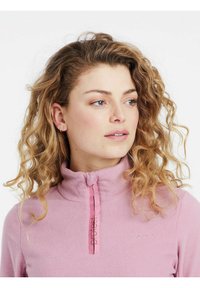 Pullover in pile rosa chiaro con colletto a mezza zip, caratterizzato da una superficie testurizzata, logo ricamato e dettaglio della zip rosa a contrasto.